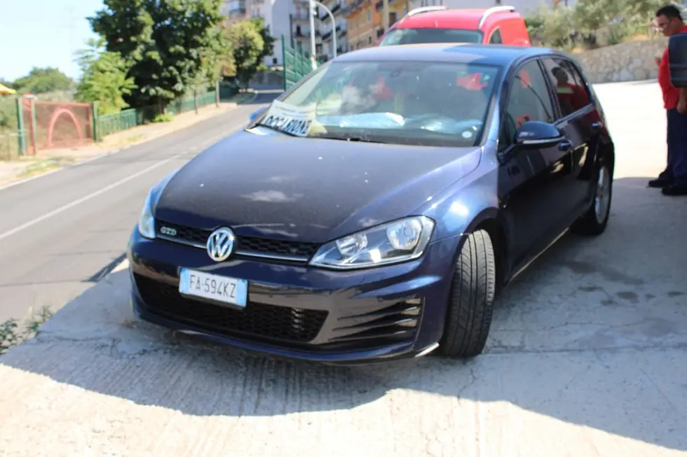 Volkswagen Golf 7 blu scuro in vendita nel piazzale