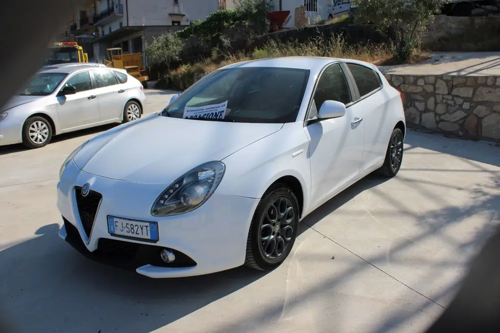 Alfa Romeo Giulietta bianca nel piazzale di Autocento