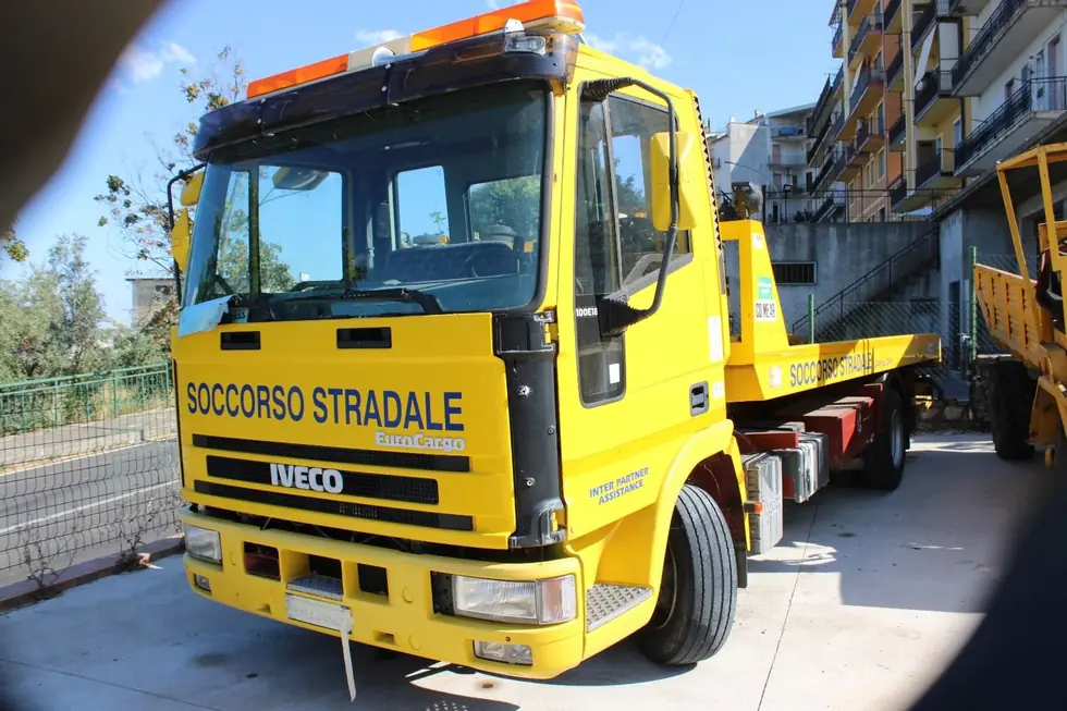 Carro attrezzi IVECO EuroCargo giallo con la scritta Soccorso Stradale